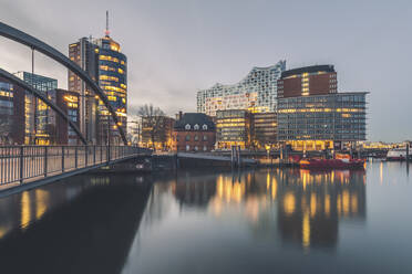 Deutschland, Hamburg, Langzeitbelichtung der HafenCity mit Elbphilharmonie im Hintergrund - KEBF02138