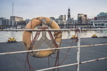 Deutschland, Hamburg, Rettungsring an der Hafenreling hängend - KEBF02139