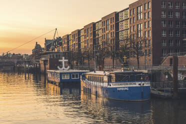 Deutschland, Hamburg, Flussschifferkirche in der Speicherstadt in der Abenddämmerung - KEBF02140