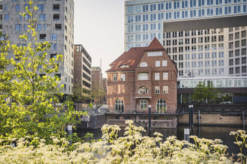 Deutschland, Hamburg, Altes Zollhaus im Frühling - KEBF02156