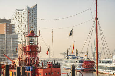 Deutschland, Hamburg, Hafen vor der Elbphilharmonie mit Feuerschiff im Vordergrund - KEBF02164