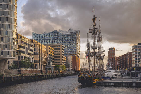 Deutschland, Hamburg, Segelschiff im Sandtorhafenkanal mit Elbphilharmonie im Hintergrund - KEBF02165