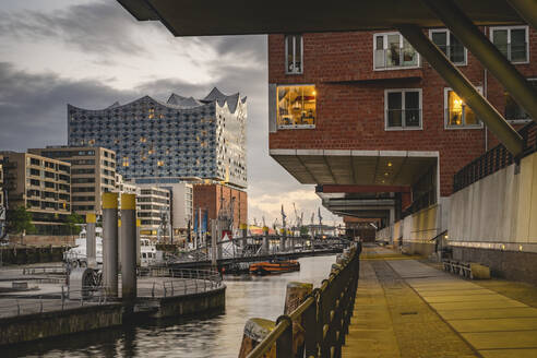 Deutschland, Hamburg, Sandtorhafenkanal in der Abenddämmerung mit Elbphilharmonie im Hintergrund - KEBF02167