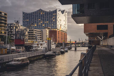 Deutschland, Hamburg, Sandtorhafenkanal in der Abenddämmerung mit Elbphilharmonie im Hintergrund - KEBF02168