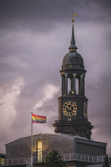 Deutschland, Hamburg, Regenbogenfahne vor dem Glockenturm der St. Michaelskirche - KEBF02171