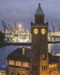Deutschland, Hamburg, St. Pauli Piers Uhrenturm mit angedocktem Kreuzfahrtschiff im Hintergrund - KEBF02175