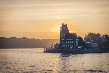 Deutschland, Hamburg, Lotsenhaus Seemannshoft Turm bei Sonnenaufgang - KEBF02183