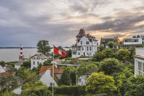 Deutschland, Hamburg, Stadtteil Blankenese in der Abenddämmerung - KEBF02185