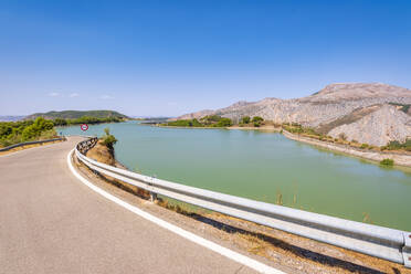 Leere Straße bei Embalse Tajo de la Encantada an einem sonnigen Tag, Andalusien, Spanien, Europa - SMAF02072