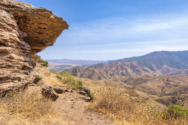 Felsformationen am Berg an einem sonnigen Tag, Andalusien, Spanien, Europa - SMAF02091