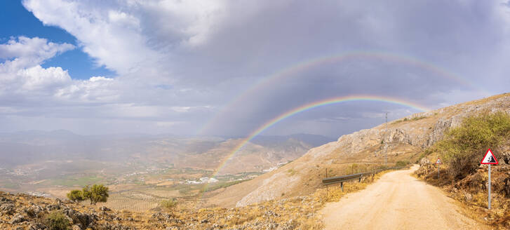 Doppelter Regenbogen über den Bergen, gesehen vom Mirador Sierra Gorda, Andalusien, Spanien, Europa - SMAF02098