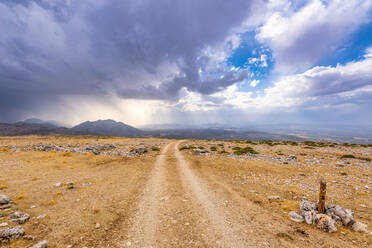 Wolkenlandschaft über leeren Feldweg in Andalusien, Spanien, Europa - SMAF02104