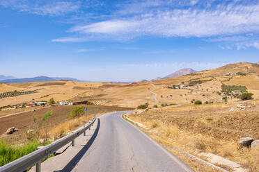 Leere Straße durch ein Feld auf dem Lande in La Joya, Andalusien, Spanien, Europa - SMAF02108