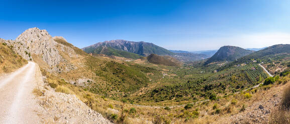 Leere Straße am Berg an einem sonnigen Tag, Andalusien, Spanien, Europa - SMAF02109