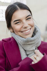 Lächelnde junge schöne Frau mit Kopftuch - JRVF02507
