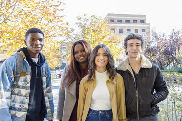 Lächelnde College-Studenten auf dem Campus - IFRF01389