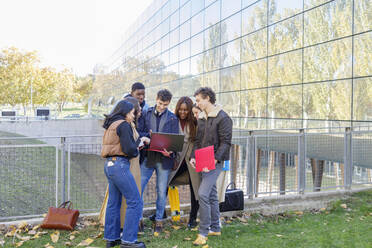 Freunde studieren gemeinsam am Laptop auf dem Universitätscampus - IFRF01403