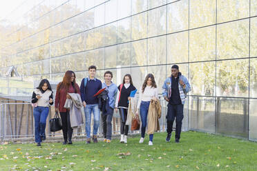 Gemischtrassige Studenten auf dem Universitätscampus - IFRF01427