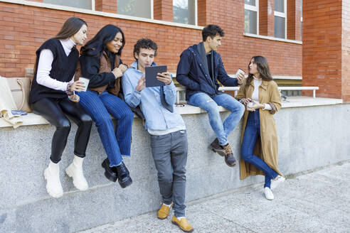 Junge Freunde unterhalten sich vor der Universität - IFRF01459