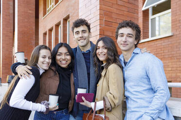 Glückliche multirassische Studenten auf dem College-Campus - IFRF01465