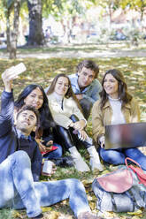 Multiracial students spending leisure time on university campus - IFRF01492