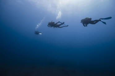 Junge Freunde mit Tauchausrüstung im blauen Meer - RSGF00845