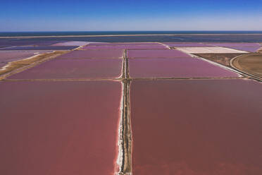 Luftaufnahme der rosafarbenen Salzseen in Walvis Bay, Namibia. - AAEF13629