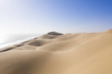 Luftaufnahme von Wüstendünen in der Nähe von Walvis Bay, Namibia. - AAEF13631