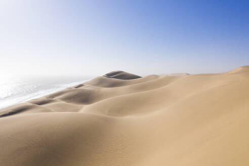 Luftaufnahme von Wüstendünen in der Nähe von Walvis Bay, Namibia. - AAEF13631