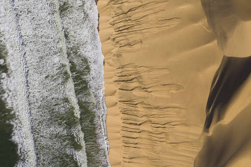 Luftaufnahme von Wüstendünen und Meer, Lange Wand, Namibia. - AAEF13638