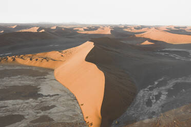 Luftaufnahme der Sanddüne in Sossusvlei, Namibia. - AAEF13645