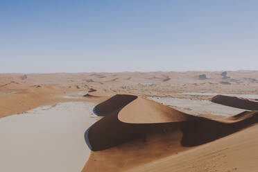 Luftaufnahme der Düne 45 und des Deadvlei in Sossusvlei, Namibia. - AAEF13647