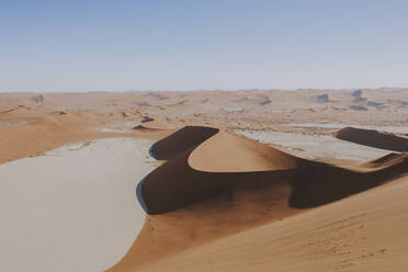 Luftaufnahme der Düne 45 und des Deadvlei in Sossusvlei, Namibia. - AAEF13649