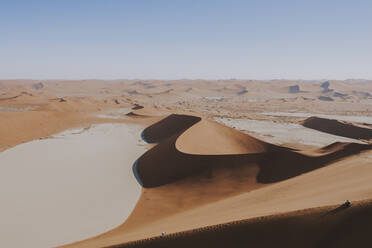 Luftaufnahme der Düne 45 und des Deadvlei in Sossusvlei, Namibia. - AAEF13650