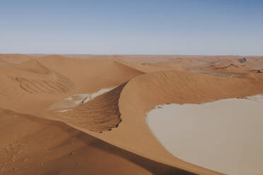 Luftaufnahme der Düne 45 und des Deadvlei in Sossusvlei, Namibia. - AAEF13651