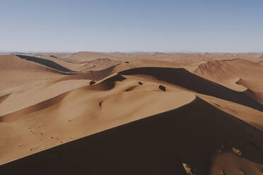 Luftaufnahme der Sanddünen und des Deadvlei in Sossusvlei, Namibia. - AAEF13652