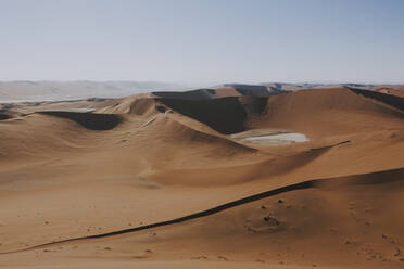 Luftaufnahme der Sanddünen und des Deadvlei in Sossusvlei, Namibia. - AAEF13653