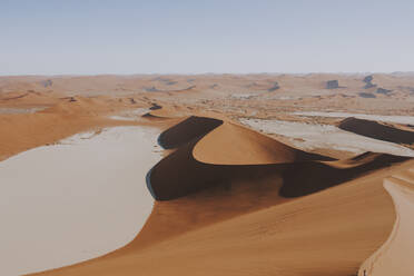 Luftaufnahme von Sanddünen und der Langen Wand bei Walvis Bay, Namibia. - AAEF13655