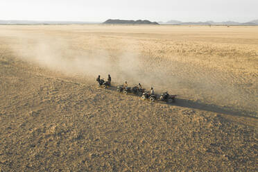 Luftaufnahme von Quads in der Wüste in der Nähe der Little Kulala Lodge, Namibia. - AAEF13657