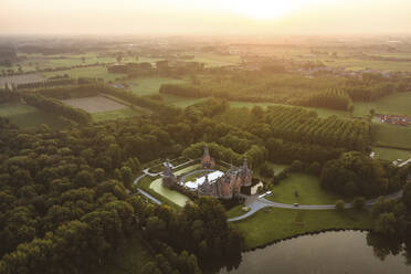 Luftaufnahme von Schloss Ooidonk bei Sonnenuntergang in der Nähe von Gent, Belgien. - AAEF13658