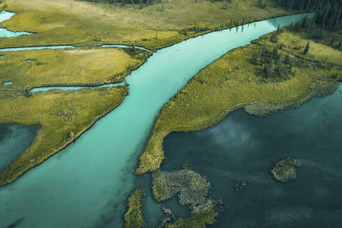 Luftaufnahme des Flusses im Tal der Multin-Seen im Katun-Naturschutzgebiet, Multa, Republik Altai, Russland. - AAEF13675