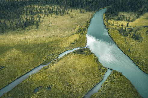 Luftaufnahme des Flusses im Tal der Multin-Seen im Katun-Naturschutzgebiet, Multa, Republik Altai, Russland. - AAEF13682