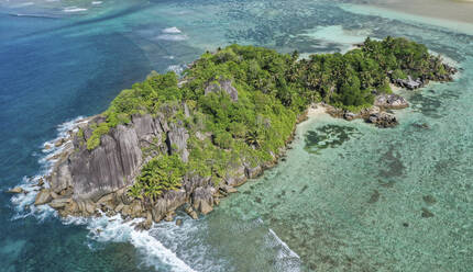 Luftaufnahme von L'Islette an der Westküste von Mahé, Seychellen. - AAEF13693