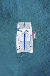 Luftaufnahme eines Katamarans und Schwimmer auf Silhouette Island, Seychellen. - AAEF13699
