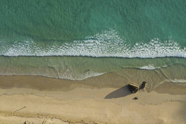 Luftaufnahme von Granitblöcken am Strand Grande Anse, Mahé, Seychellen. - AAEF13706