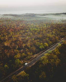 Luftaufnahme einer Straße mit nebliger Landschaft in Australien, in den Northern Territories. - AAEF13712