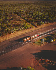 Luftaufnahme eines auf der Straße fahrenden Tuck, Birdum, Northern Territory, Australien. - AAEF13719