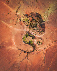 Luftaufnahme eines Meteoritenkraters im Northern Territory, Australien. - AAEF13722