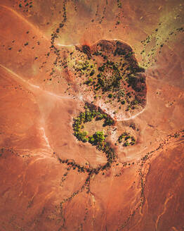 Luftaufnahme eines Meteoritenkraters im Northern Territory, Australien. - AAEF13722