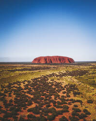 Luftaufnahme von Ayer's Rock in Australien, einem berühmten Felsen namens Uluru, Northern Territory, Australien. - AAEF13725